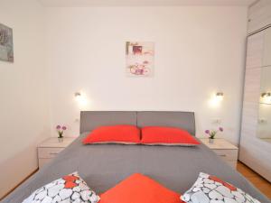 Posteľ alebo postele v izbe v ubytovaní Apartment Pinezic by Interhome