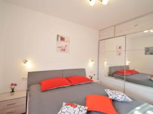 Posteľ alebo postele v izbe v ubytovaní Apartment Pinezic by Interhome