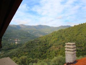 vistas a un valle con montañas a lo lejos en Apartment Canneto-1 by Interhome, en Stellanello