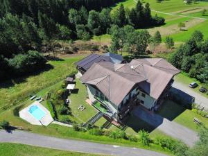 una vista aérea de una casa con piscina en Apartment Lembondel-2 by Interhome, en Tiarno di Sotto