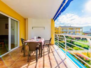 Balcony o terrace sa Apartment Mediterranean Blau-1 by Interhome
