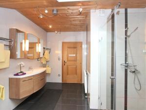 Koupelna v ubytování Apartment Heidi-3 by Interhome