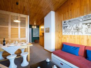 salon z czerwoną kanapą i stołem w obiekcie Apartment Le Curling B-22 by Interhome w mieście Tignes