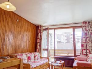 ein Wohnzimmer mit einem Sofa und einem Fenster in der Unterkunft Apartment Les Moutières B1 et B2 - Val Claret-18 by Interhome in Tignes