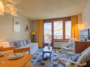een woonkamer met een bank en een tafel bij Apartment Le Curling B - Val Claret-27 by Interhome in Tignes