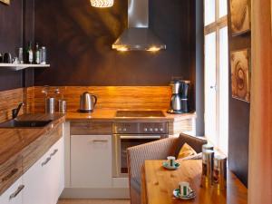 eine Küche mit einer Holzarbeitsplatte und einem Tisch in der Unterkunft Apartment Schlüterstrasse by Interhome in Berlin