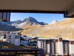 een balkon met uitzicht op een berg bij Apartment Le Curling B-7 by Interhome in Tignes
