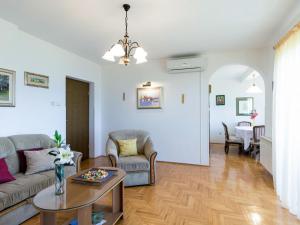 Posezení v ubytování Apartment Luka by Interhome