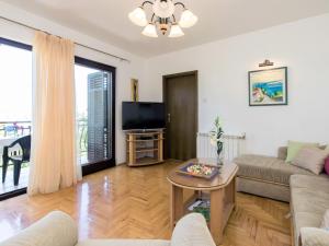 TV a/nebo společenská místnost v ubytování Apartment Luka by Interhome