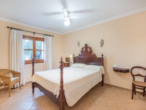カイマリにあるHoliday Home Es Barracar - CMI105 by Interhomeのベッドルーム1室(ベッド1台、シーリングファン付)