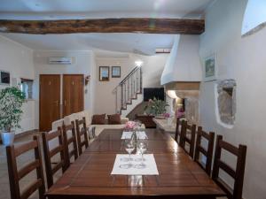 comedor con mesa de madera y sillas en Holiday Home Marija - ROJ422 by Interhome en Žminj