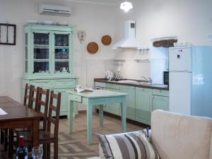 cocina con armarios verdes, mesa y nevera en Holiday Home Marija - ROJ422 by Interhome en Žminj