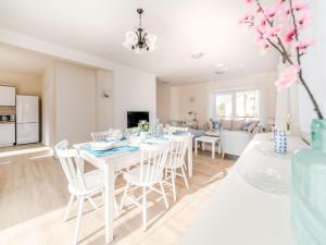 ein Esszimmer und ein Wohnzimmer mit einem weißen Tisch und Stühlen in der Unterkunft Holiday Home Lucija - ZAD730 by Interhome in Pridraga