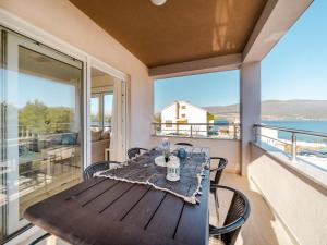 einen Esstisch auf einem Balkon mit Meerblick in der Unterkunft Holiday Home Lucija - ZAD730 by Interhome in Pridraga