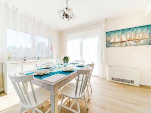 ein weißes Esszimmer mit einem Tisch und Stühlen in der Unterkunft Holiday Home Lucija - ZAD730 by Interhome in Pridraga