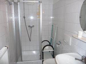 uma casa de banho com um chuveiro, um WC e um lavatório. em Apartment Schwarzwaldblick-13 by Interhome em Obertal