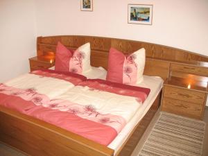 ObertalにあるApartment Schwarzwaldblick-19 by Interhomeの大型ベッド(ピンクと白のシーツ、枕付)