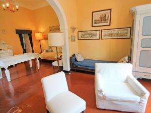 - un salon avec des fauteuils blancs et un canapé dans l'établissement Apartment Bagnolo by Interhome, à Albisola Superiore
