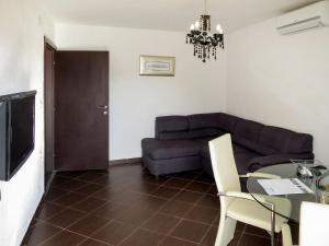 TV a/nebo společenská místnost v ubytování Apartment Josip-2 by Interhome
