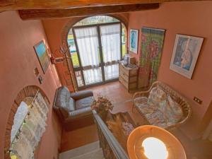 una vista aérea de una sala de estar con una escalera en Holiday Home Tara by Interhome, en Laterina