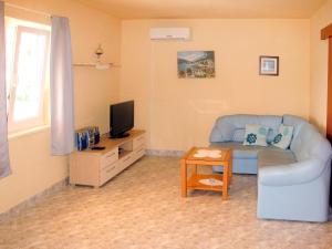 Televízia a/alebo spoločenská miestnosť v ubytovaní Apartment Giljo-1 by Interhome