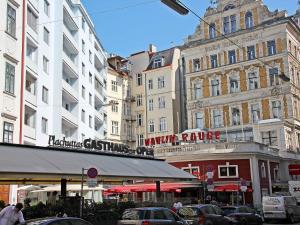 una concurrida calle de la ciudad con edificios y coches en Apartment Opera by Interhome, en Viena