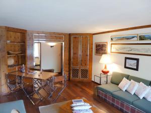 - un salon avec un canapé et une table dans l'établissement Apartment Chesa Sonnalpine B 46 by Interhome, à Saint-Moritz