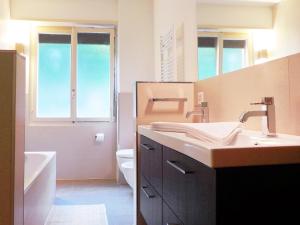 Kúpeľňa v ubytovaní Apartment Chesa Sonnalpine B 46 by Interhome