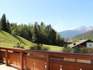 balcón con vistas a la montaña en Apartment Lueg ins Land by Interhome, en Reith bei Seefeld