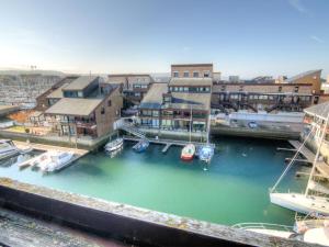 vistas a un puerto con barcos en el agua en Studio Les Marinas-4 by Interhome, en Deauville