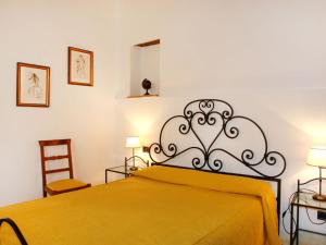 - une chambre avec un lit et une couverture jaune dans l'établissement Apartment I Ceneruzzi-2 by Interhome, à Gambassi Terme