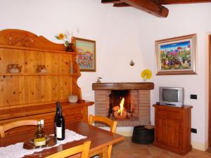 ein Wohnzimmer mit einem Tisch und einem Kamin in der Unterkunft Apartment I Ceneruzzi-2 by Interhome in Gambassi Terme