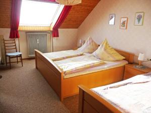 een hotelkamer met 2 bedden en een raam bij Apartment Haus Silberdistel by Interhome in Gersbach