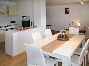 Majoituspaikan Holiday Home Franko 1 by Interhome keittiö tai keittotila