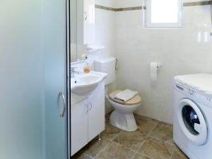 Kylpyhuone majoituspaikassa Holiday Home Franko 1 by Interhome