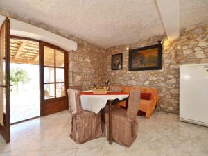 Televízia a/alebo spoločenská miestnosť v ubytovaní Holiday Home Margarita-1 by Interhome