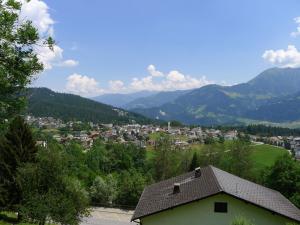 - une vue sur une ville avec des montagnes en arrière-plan dans l'établissement Apartment Melina by Interhome, à Laax