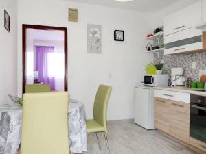 Kuchyň nebo kuchyňský kout v ubytování Apartment Borovina-1 by Interhome