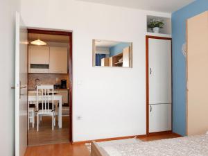Kuchyňa alebo kuchynka v ubytovaní Apartment Borovina-2 by Interhome