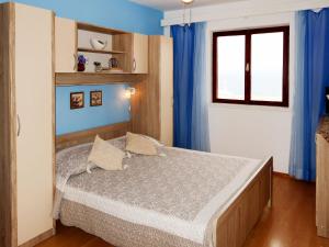 Voodi või voodid majutusasutuse Apartment Borovina - KOR205 by Interhome toas