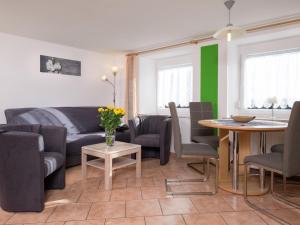 ein Wohnzimmer mit einem Sofa und einem Tisch in der Unterkunft Apartment Fürderer by Interhome in Eisenbach