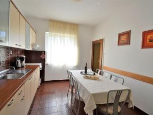 Kuchyň nebo kuchyňský kout v ubytování Apartment Renata by Interhome
