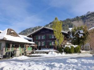 ein großes Haus mit Schnee auf dem Boden in der Unterkunft Apartment Wallisgasse by Interhome in Frutigen