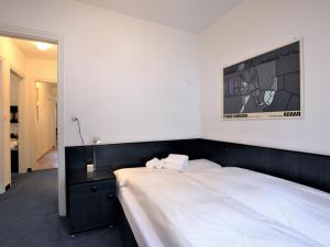 Postel nebo postele na pokoji v ubytování Apartment Chesa Romantica 17 by Interhome