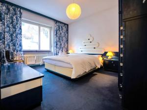 Postel nebo postele na pokoji v ubytování Apartment Chesa Romantica 17 by Interhome