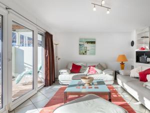 Apartment Bougainville C3-R by Interhome في بوفيريه: غرفة معيشة مع أريكة وطاولة