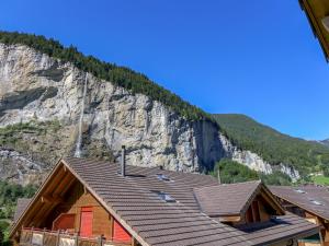 a row of houses in front of a mountain w obiekcie Apartment Staubbach by Interhome w mieście Lauterbrunnen