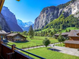 widok na dolinę w górach w obiekcie Apartment Staubbach by Interhome w mieście Lauterbrunnen