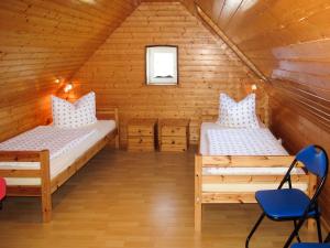 UmmanzにあるApartment Am Strom-4 by Interhomeの木造キャビン内のベッド2台が備わる部屋