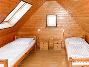 UmmanzにあるApartment Am Strom - UMZ107 by Interhomeの木造キャビン内のベッドルーム1室(ベッド2台付)